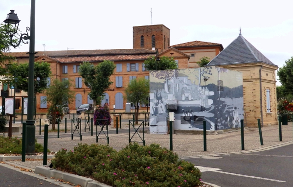 La mairie de Fronton et l'église en arrière plan